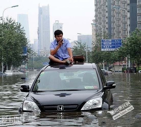 汽车掉到水里,门窗真的打不开吗?